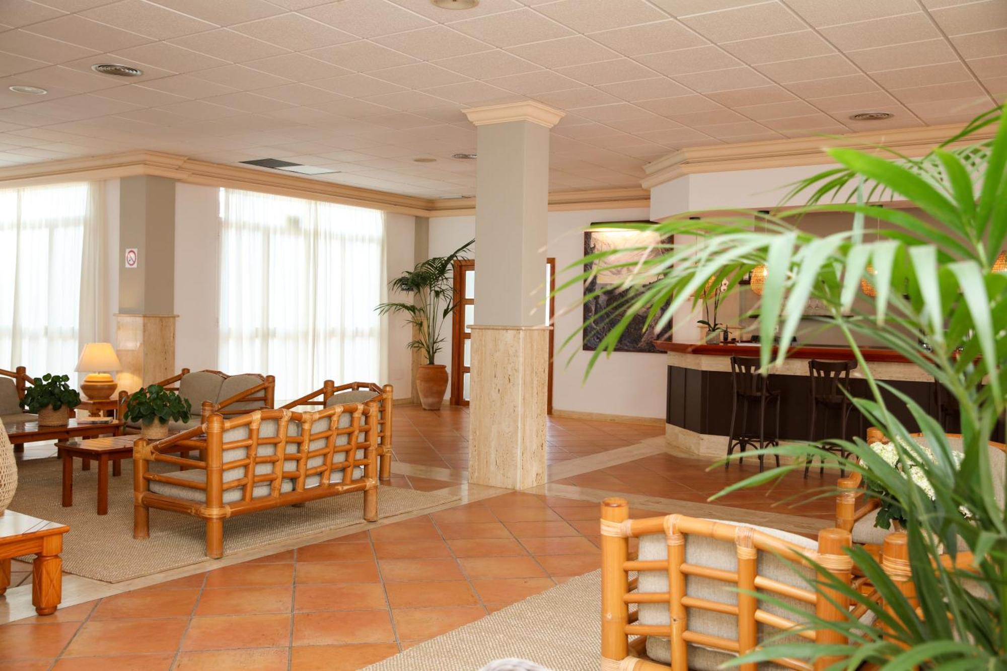Nuramar Aparthotel Кала'н Бош Екстериор снимка