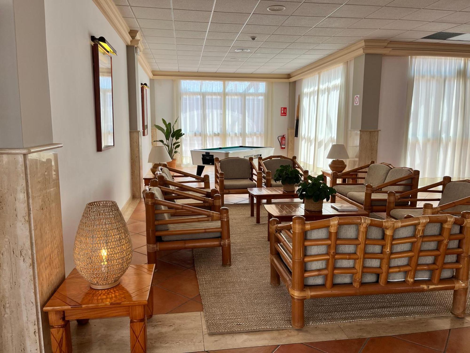 Nuramar Aparthotel Кала'н Бош Екстериор снимка