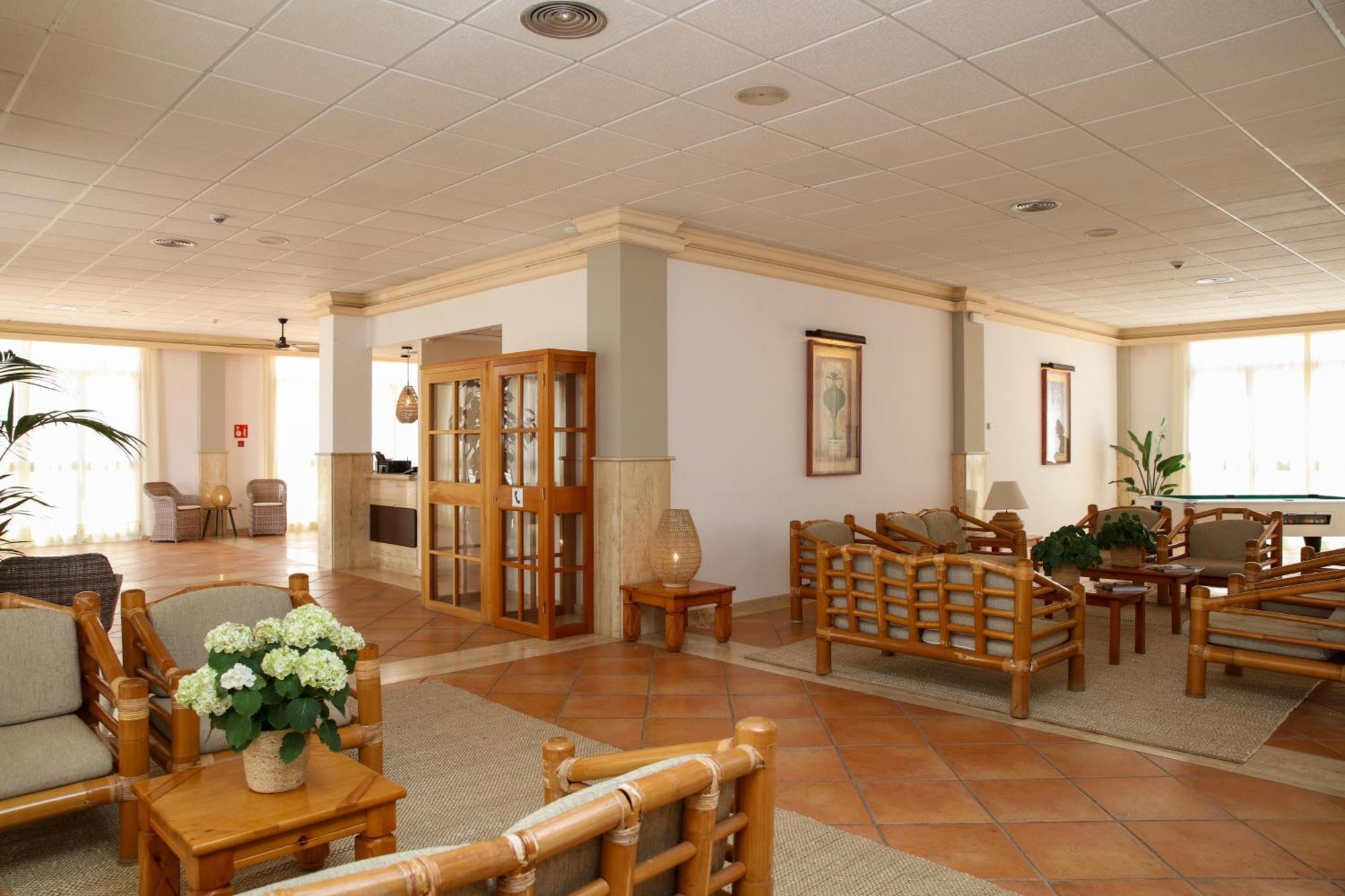 Nuramar Aparthotel Кала'н Бош Екстериор снимка