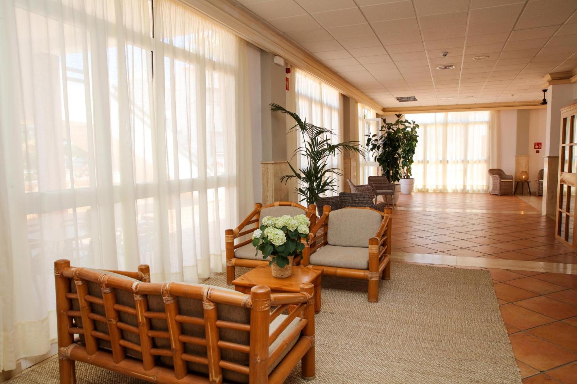 Nuramar Aparthotel Кала'н Бош Екстериор снимка